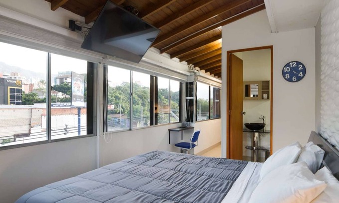 El Tesoro Apartment | Top-Rated Hot Tub Studio Near Calle 10 with King Bed