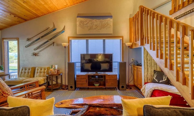 Pagosa Springs House | Pet-Friendly Oasis with Hot Tub and Lake Views