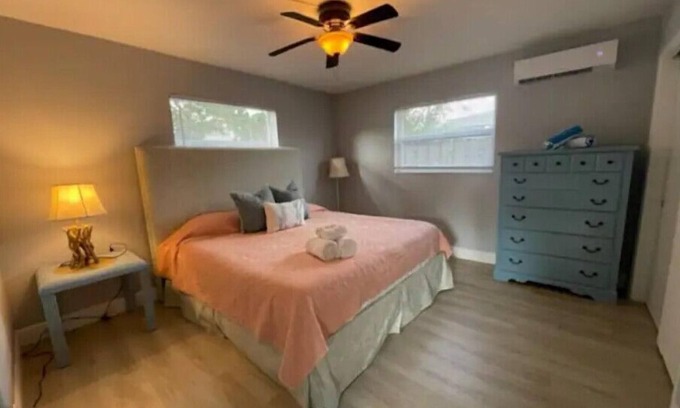 Palm Beach Shores Condo | Relaxing Retreat: Hot Tub, Steps to Beach & Snorkeling