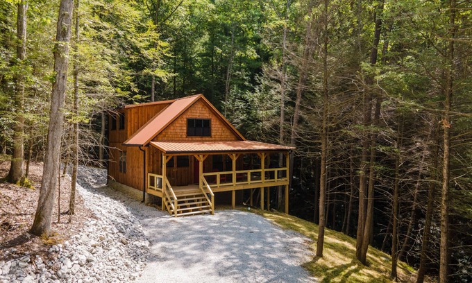 Campton Cabin | Family Cabin with Hot Tub & WiFi - Angel's View, KY