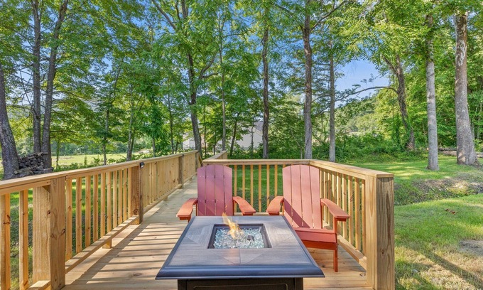 Stanton Cabin | Relaxing Biggie Cabin with Hot Tub & WiFi near Red River Gorge