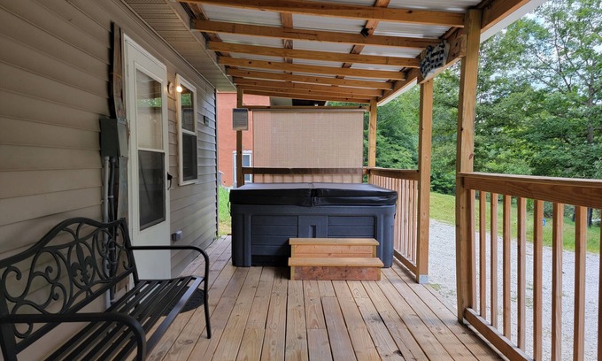 Stanton Cottage | Welcoming Mimi's Hideaway: Hot Tub & WiFi in Red River Gorge