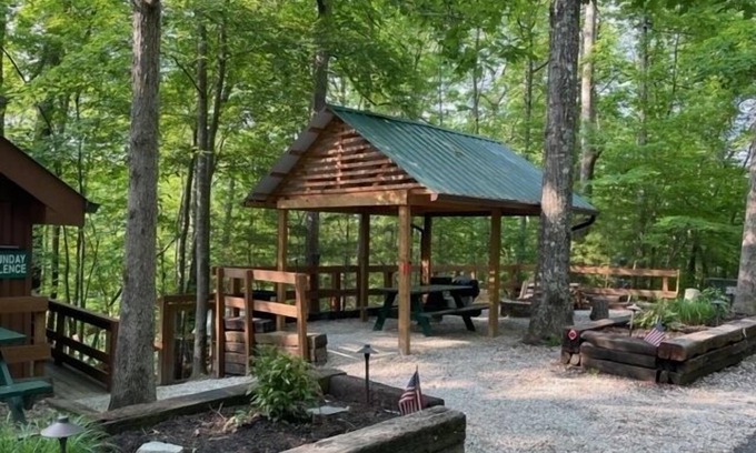 Zoe Cabin | Unwind in Comfort: Hot Tub & Pet-Friendly at Sunday Silence
