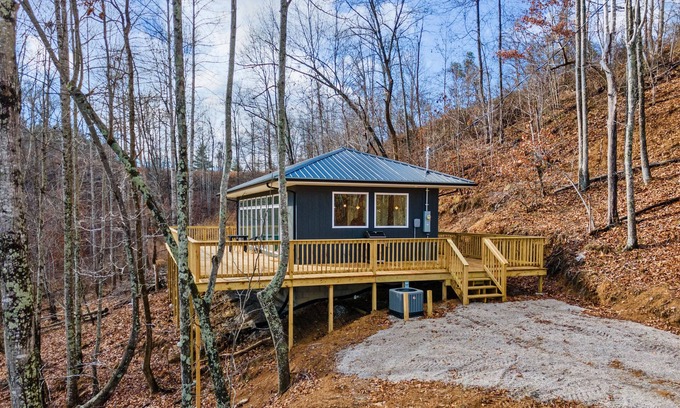 Denniston Ski Chalet | Romantic Cabin Retreat with Hot Tub & WiFi by Cave Run Lake
