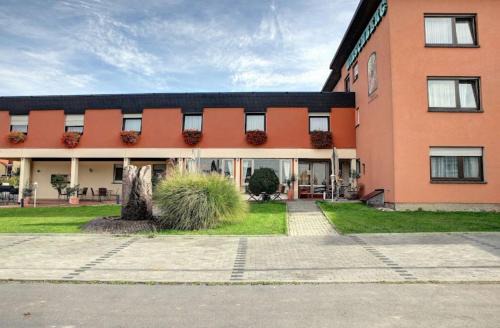 Leutershausen Hotel | Discover Hotel Hirschberg: Pet-Friendly Retreat with Pool