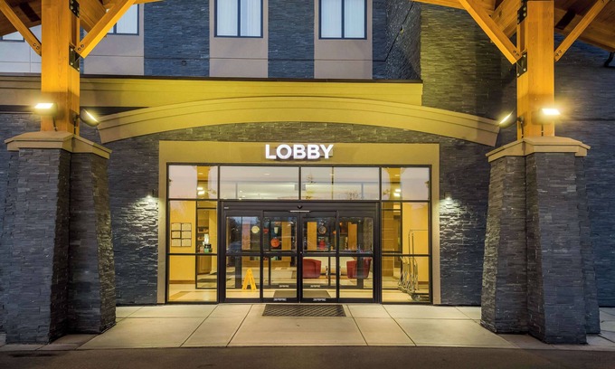 Calgary Hotel | Discover Hotel 11: Eco-Friendly with Pool & Spa Amenities