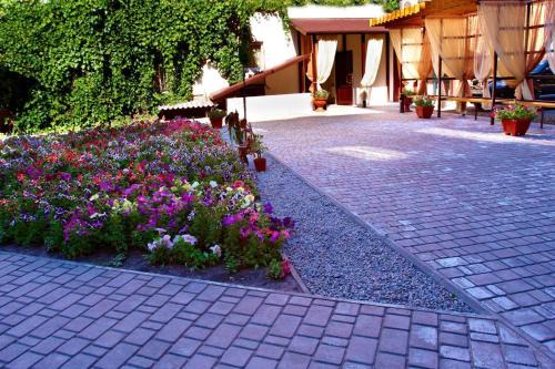 Dzerzhyns'kyi District Hotel | Discover Hotel 12: Pet-Friendly with Breakfast & Kitchen