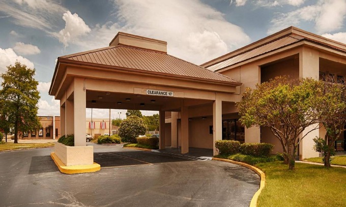 Indianola Hotel | Comfortable Retreat for 6 Guests with Pool & Kitchen