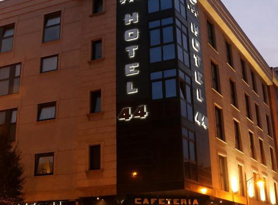 Distrito Oeste Hotel | Inviting Stay at Hotel 44 with Hot Tub & Family Dining