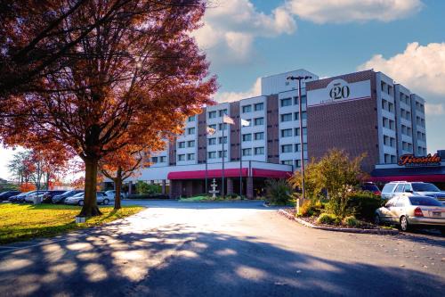 Halfway Hotel | Inviting Hotel 620 with Ocean Views and Hot Tub Amenities