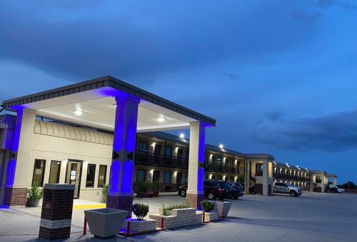 El Reno Hotel | Pet-Friendly Getaway at Hotel 81 El Reno