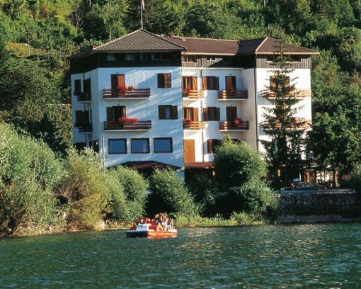 Scanno Hotel | Experience Hotel Acquevive: Family-Friendly with Hot Tub
