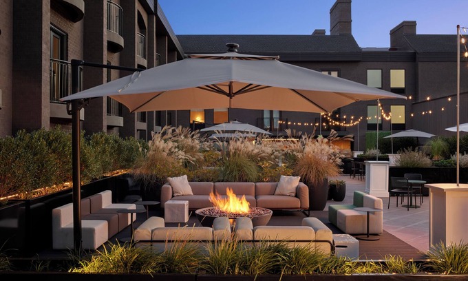 Old Town North Hotel | Elegant Hotel AKA Alexandria with Oceanfront Amenities