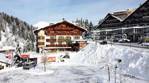 Hochfugen Hotel | Discover Hotel Almhof: Family-Friendly with Hot Tub Amenities
