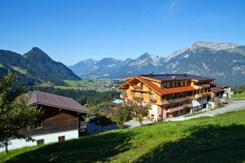 Reith im Alpbachtal Hotel | Pet-Friendly Retreat at Hotel & Alpengasthof Pinzgerhof