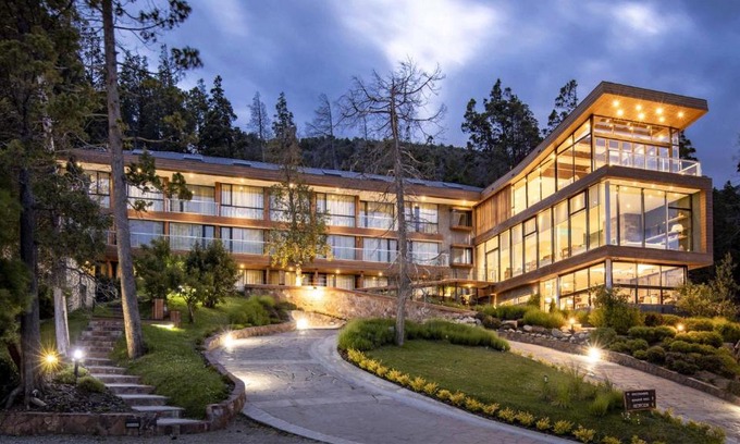 Villa Traful Hotel | Relax at Hotel Alto Traful: Family-Friendly with Pool & Hot Tub