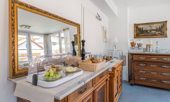 Ueberlingen House | Inviting Hotel am Kirchplatz: Family-Friendly with Breakfast