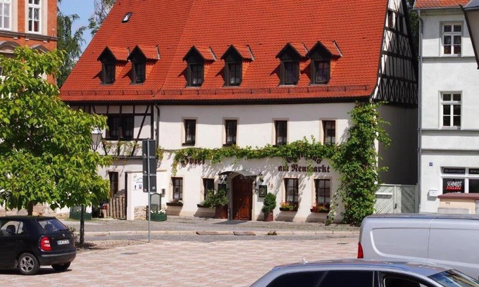 Zeitz Hotel | Comfortable Hotel am Neumarkt - Family & Pet Friendly Stay