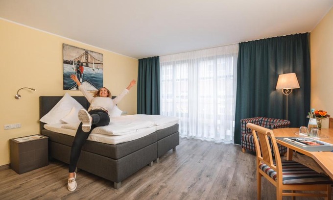Hueckelhoven Hotel | Family-Friendly Retreat at Hotel am Park with Dining Options