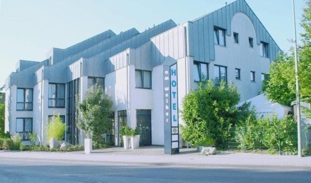Erkelenz Hotel | Relax at Hotel am Weiher: Pet-Friendly with Pool & Dining