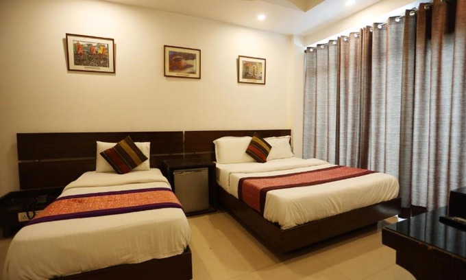 Paharganj Hotel | Welcoming HOTEL AMBIENCE INN Near Rk Asharam Metro Station
