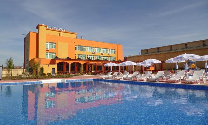 Lukovit Hotel | Discover Hotel Amigos: Pet-Friendly with Pool & Breakfast