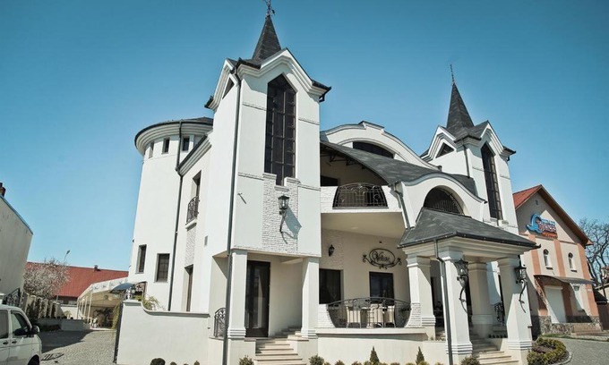 Mukachevo Hotel | Delightful Hotel and Restaurant Velure with Pet-Friendly Perks