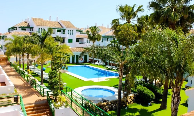 Castillo de Sabinillas Apartment | Relax at Hotel Apartamentos Manilva Sun with Ocean Views