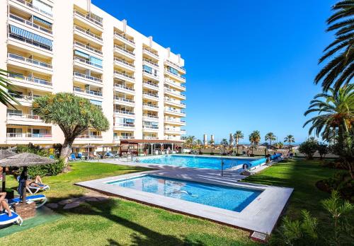 Fuengirola City Centre Apartment | Pet-Friendly Hotel Apartamentos Pyr Fuengirola with Pool