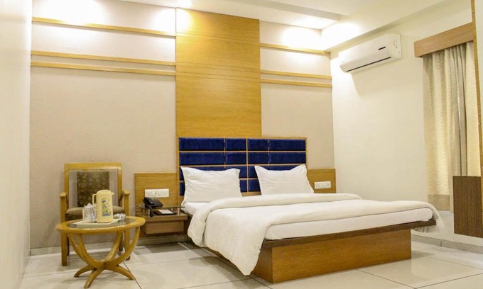 GIDC Hotel | Budget-Friendly Hotel Apex Inn with Breakfast & Family Amenities
