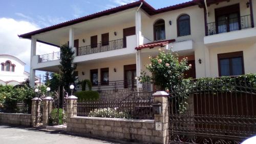 Vergina Hotel | Top-Rated Hotel Archontiko Dimitra with Family-Friendly Amenities