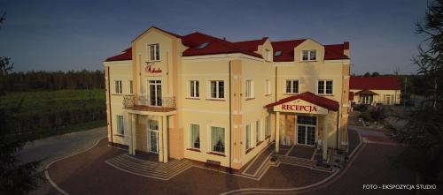 Rawa Mazowiecka Hotel | Discover Hotel Arkada: Family-Friendly with Hot Tub & Breakfast