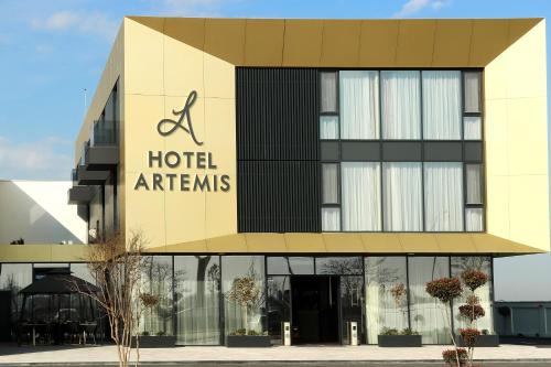 Oradea Hotel | Hotel Artemis: Family-Friendly Retreat with Spa & Dining