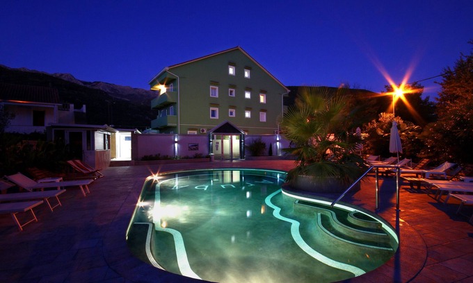 Lastva Grbaljska Hotel | Delightful Hotel Aruba: 4-Star Retreat with Pool & Dining