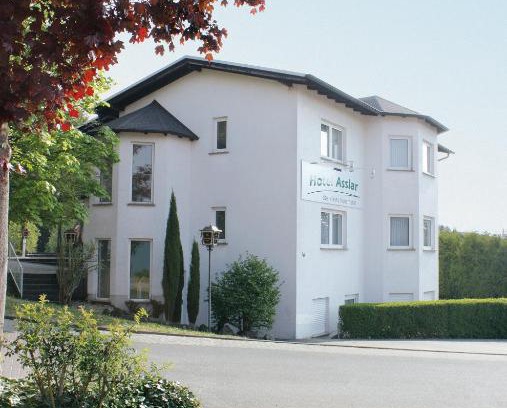 Asslar Hotel | Delightful Hotel Asslar: Breakfast & Family-Friendly Stay