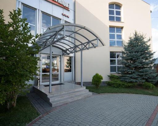 Targu Secuiesc Hotel | Comfortable Stays at Hotel Atrium with Family-Friendly Amenities