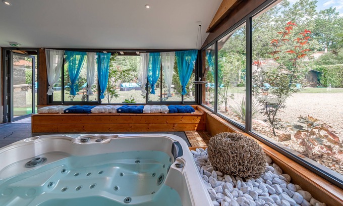 Chatillon-sur-Chalaronne Hotel | Relaxing Retreat at Hotel Au Coq Dort with Spa & Hot Tub