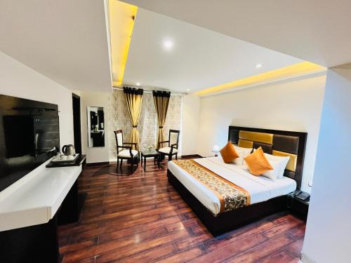 Anand Vihar Hotel | Couple-Friendly Retreat at Hotel Aura IP Grand New Delhi