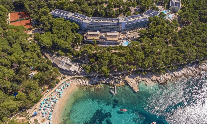 Cove Murtar Hotel | Discover Comfort at Hotel Aurora: 4-Star with Pool & Spa