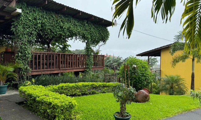 Arenal Hotel | Pet-Friendly Hotel Aurora Inn with Pool in Nuevo Arenal