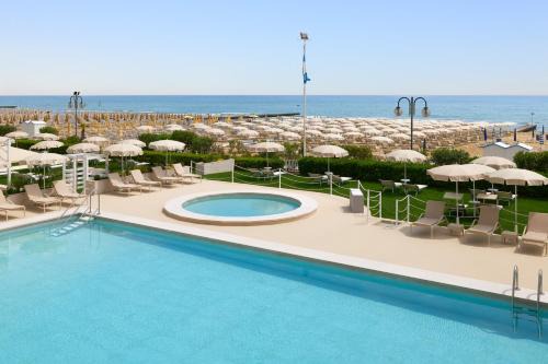 Lido di Jesolo Hotel | Hotel Aurora: Oceanfront Bliss with Spa and Pool Access