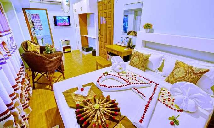 Mandalay Hotel | Budget-Friendly Hotel Aurora with Wheelchair Access & Breakfast