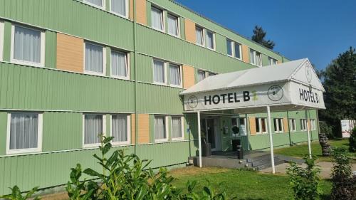 Kaulsdorf Hotel | Oceanfront Retreat at Hotel B1 with Pool & Pet-Friendly Stay