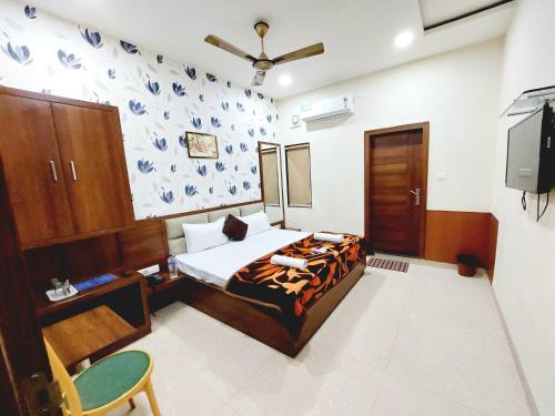 Mathura Hotel | Budget-Friendly Stay at Hotel Babylon Regency near Temple