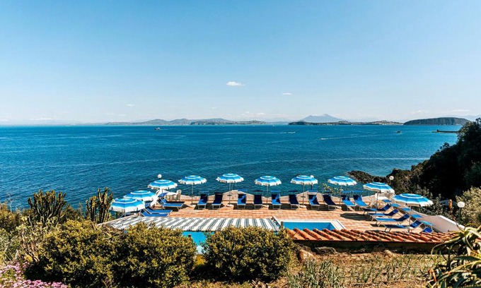 Casamicciola Terme Hotel | Relaxing Hotel Bagnitiello: Poolside Oceanfront Retreat