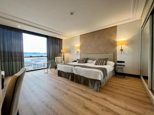 Santander City Centre Hotel | Hotel Bahía: 4-Star Comfort with Family-Friendly Amenities