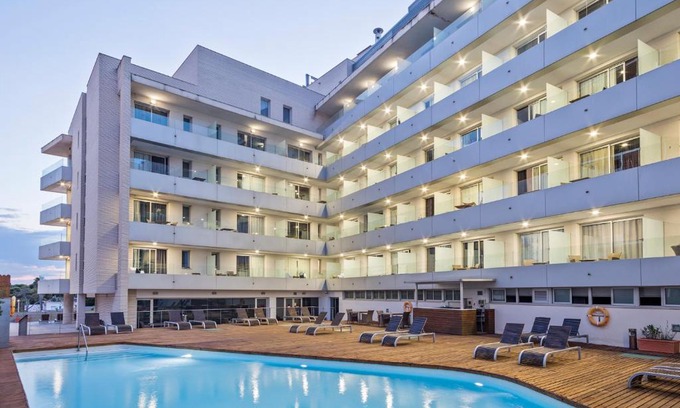 Comarruga Hotel | Relax at Hotel Balneario Playa de Comarruga with Spa & Pool