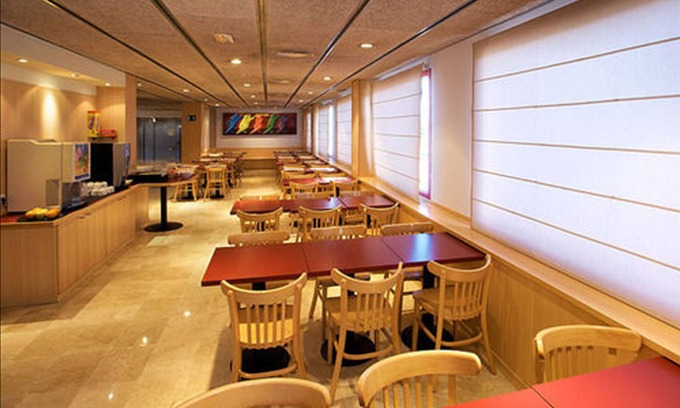 Vilafranca del Penedes Hotel | Budget-Friendly Hotel Basic with Spa & Family Amenities