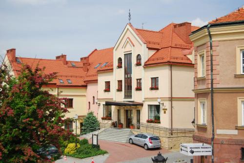Sandomierz Hotel | Discover Hotel Basztowy: Family-Friendly with Pool & Dining