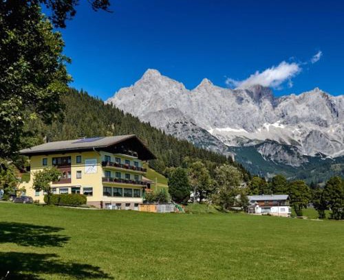 Filzmoos Bed & Breakfast | Hotel Bergglück: Pet-Friendly Retreat with Ocean Views